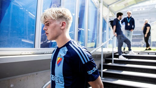 Lucas Bergvall är en av flera spelare som bytt BP till Djurgården de senaste åren. Mittfältaren återfinns nu i Premier League-klubben Tottenham, och är en svensk A-landslagsspelare.