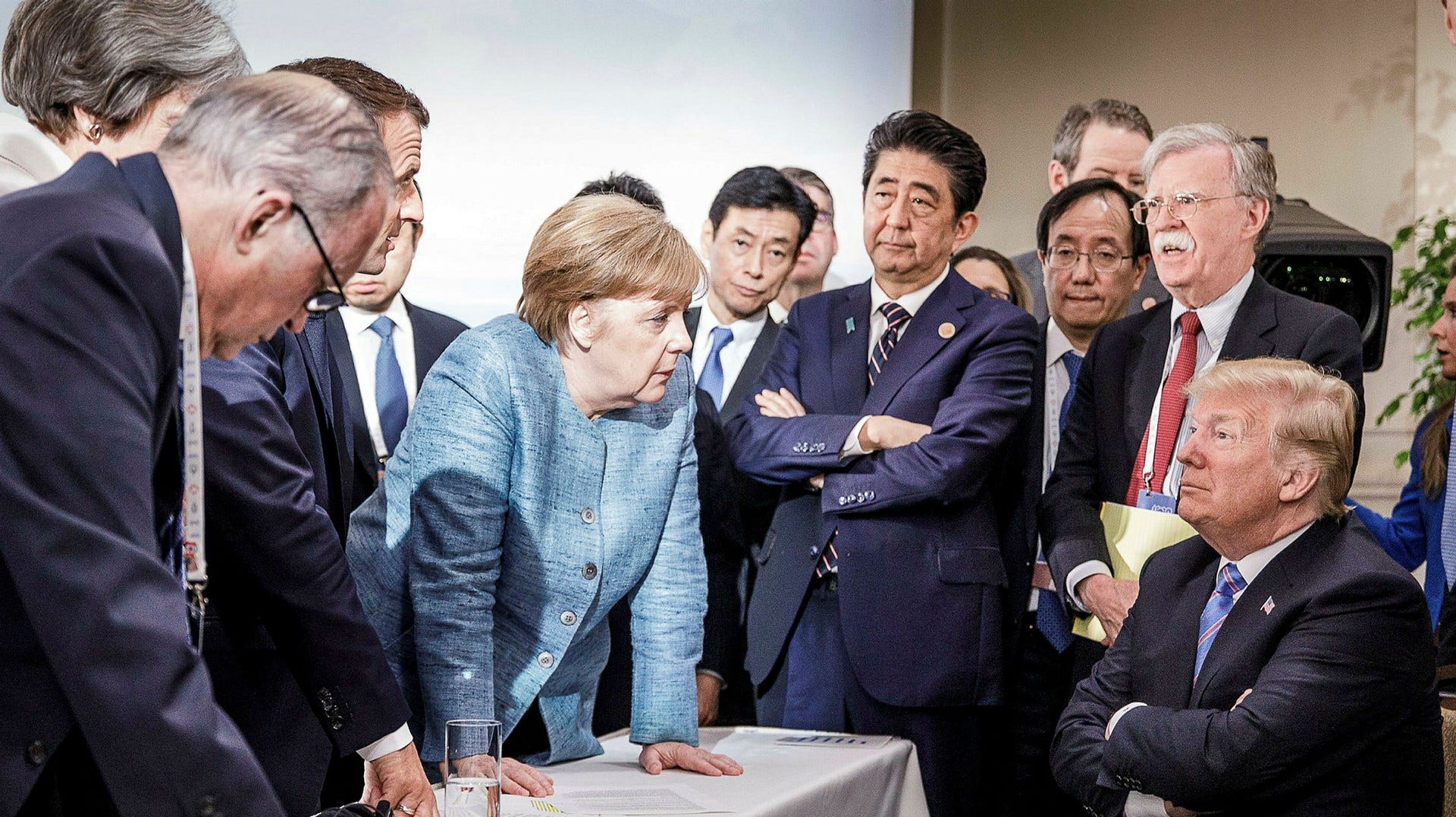 Angela Merkel e Trump con altri leader mondiali alla riunione del G7 del 2018 in Canada.