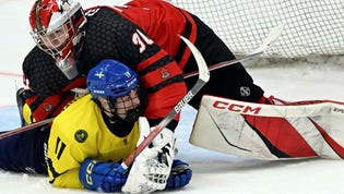 Sverige på fall. Lucas Pettersson hamnar under Kanadas målvakt Carter George i semifinalen i U18-VM.