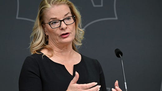 Att släppa F-gränsen skulle ge fler elever en chans att lyckas i skolan, säger utbildningsminister Lotta Edholm (L).