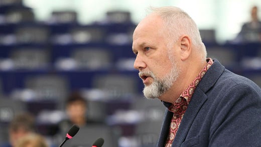 Jonas Sjostedt (5°) sul podio del Parlamento europeo a Strasburgo.