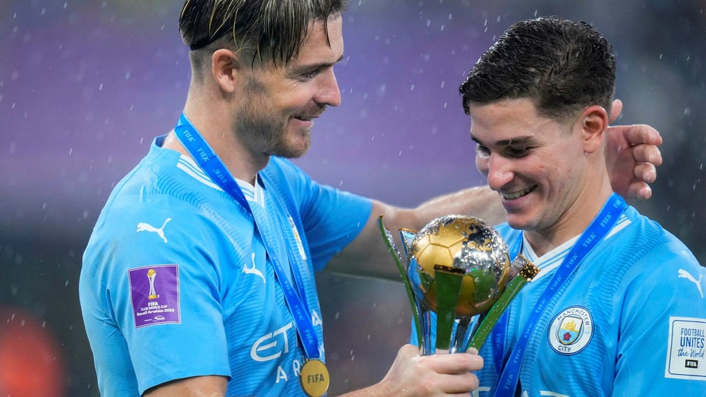 Manchester Citys offensiva duo Jack Grealish och Julián Álvarez (nu i Atlético Madrid) med bucklan.