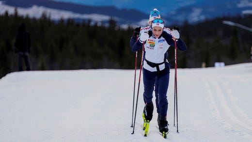 Snön i Beitostølen inför den nationella skidpremiären är konstgjord. På samma sätt är Therese Johaug konstgjord andning i den norska skidkrisen.