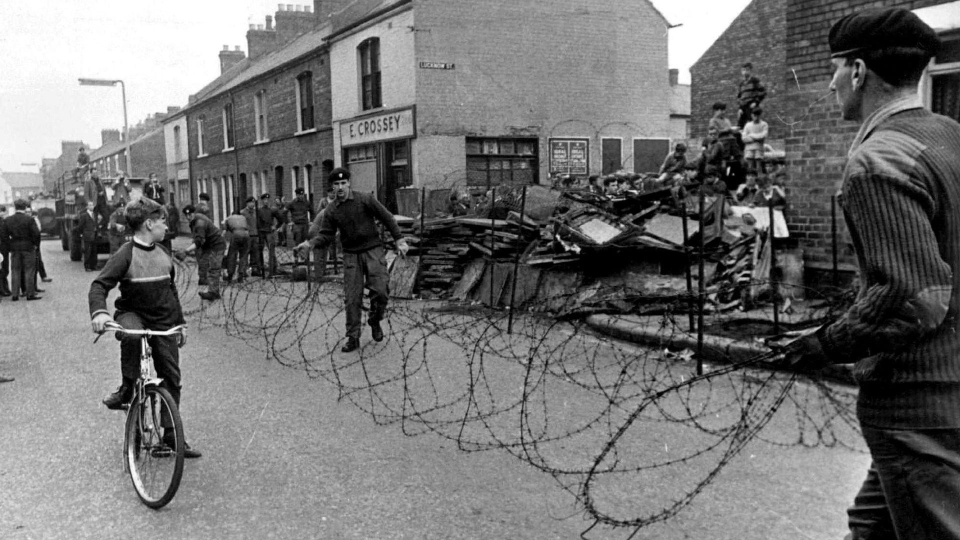 Gränsen mellan katolskt och protestantiskt i Belfast 1969.
