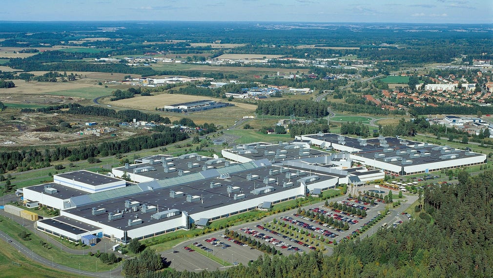 Så här ser Volvo Cars befintliga motorfabrik i Skövde ut. Den tänkta platsen för en möjlig batterifabrik ligger en dryg mil åt nordost, vid flygplatsen.