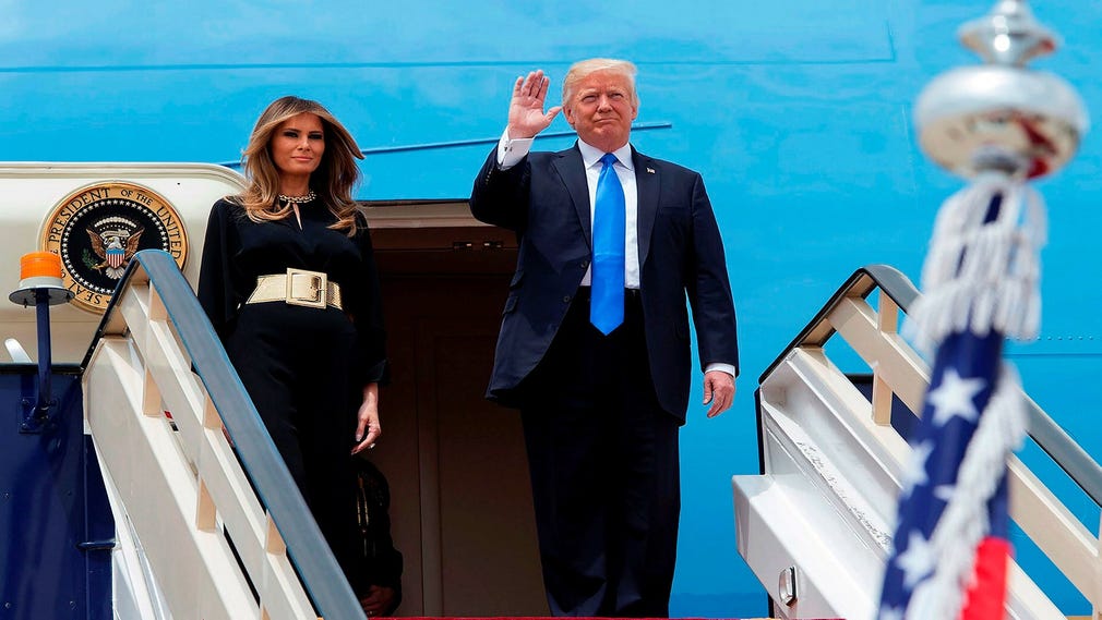 Första officiella resan för presidentparet gick till Saudiarabien i maj 2017. Donald och Melania Trump landade med Air force one på King Khalid International Airport i Riyadh.