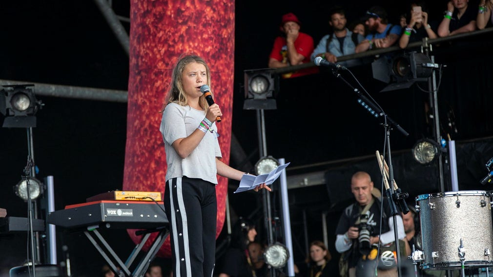 Greta Thunberg höll ett tal under Glastonburyfestivalens andra dag.