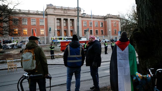 När det blev ljust hade alla demonstranter lämnat området.