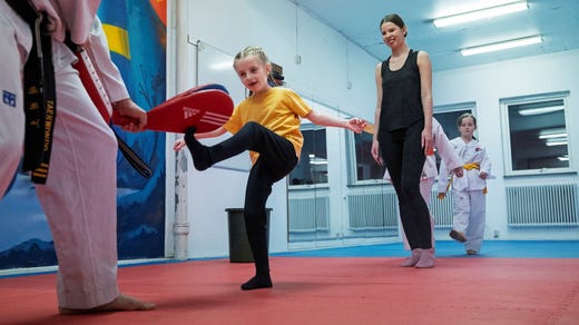 Tetiana Lutsyk är en av de äldre deltagarna i taekwondo-träningen, där de yngsta barnen bara är fem år.