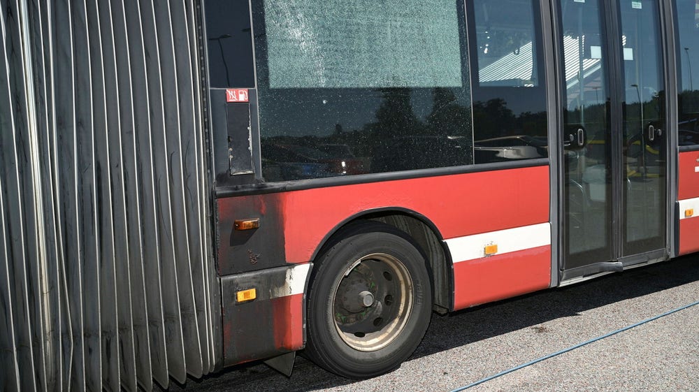 Beskjutning av buss utreds som grovt vapenbrott