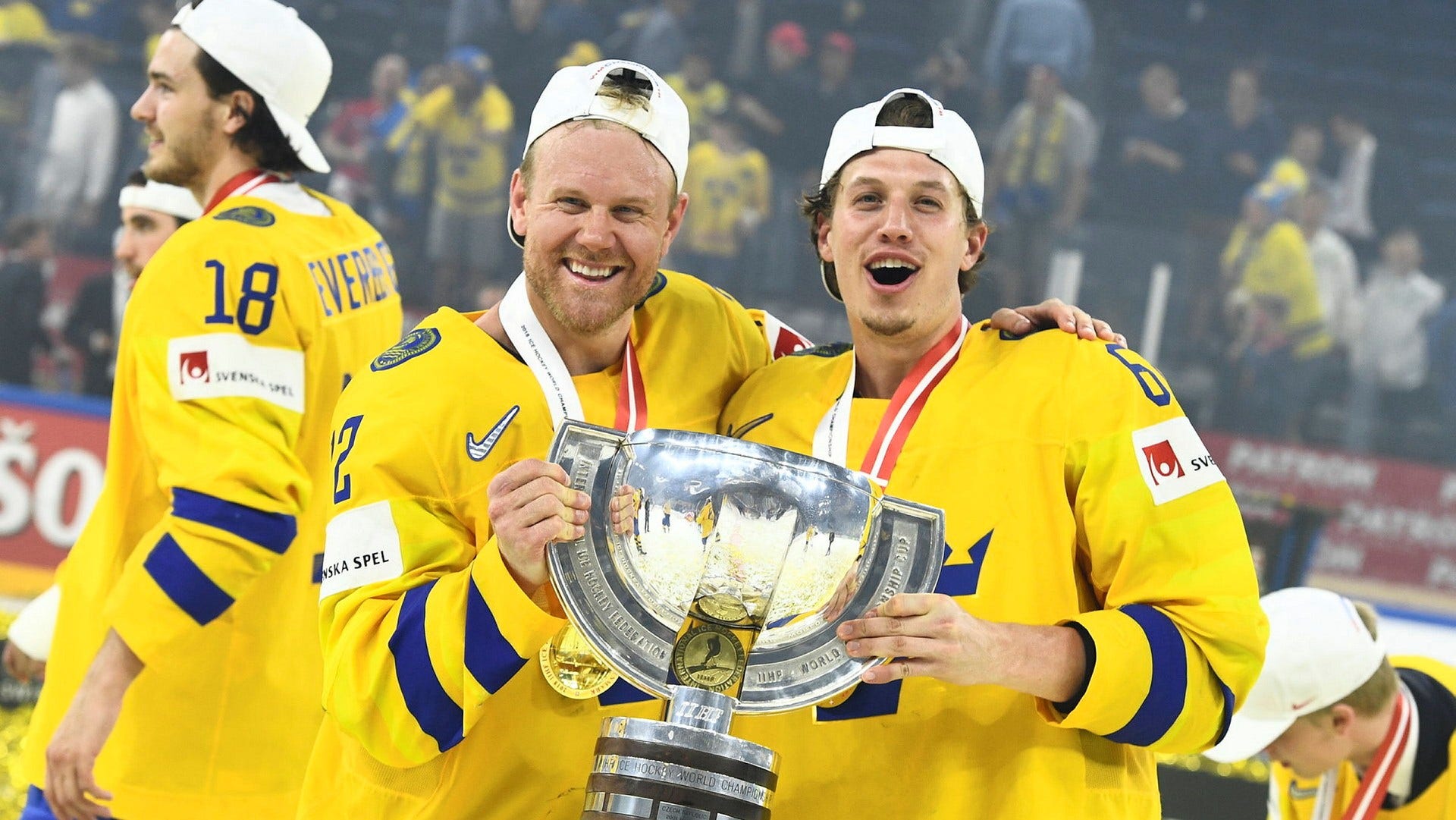 Patric Hörnqvist och Rickard Rakell med VM-pokalen i Köpenhamn 2018.