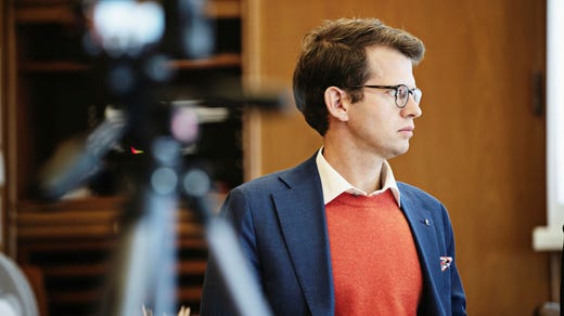 Axel Darvik (L) menar att demonstranterna på Vasaplatsen fick en positiv förmånsbehandling.