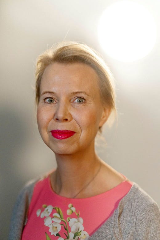 Anne Lagercrantz är lugn och entusiastisk inför sitt arbete med att ta svensk public service in i framtiden – trots stor osäkerhet, för företaget och i omvärlden. Hon har varit chef i olika befattningar i runt 20 år och är inte rädd för ledarskapet.