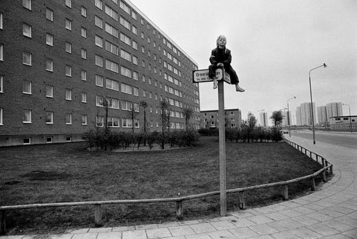 En pojke sitter uppflugen på en vägskylt i Söderkulla i oktober 1972. Då var bostadsområdet i utkanten av Malmö nybyggt.