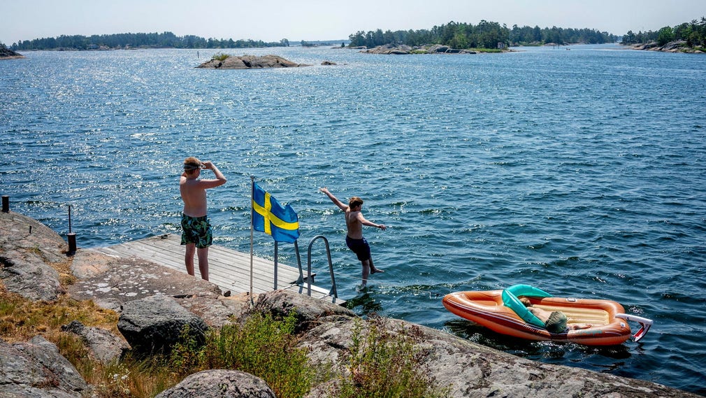 Bada vid Kalmarsund utanför Oskarshamn i sommar.