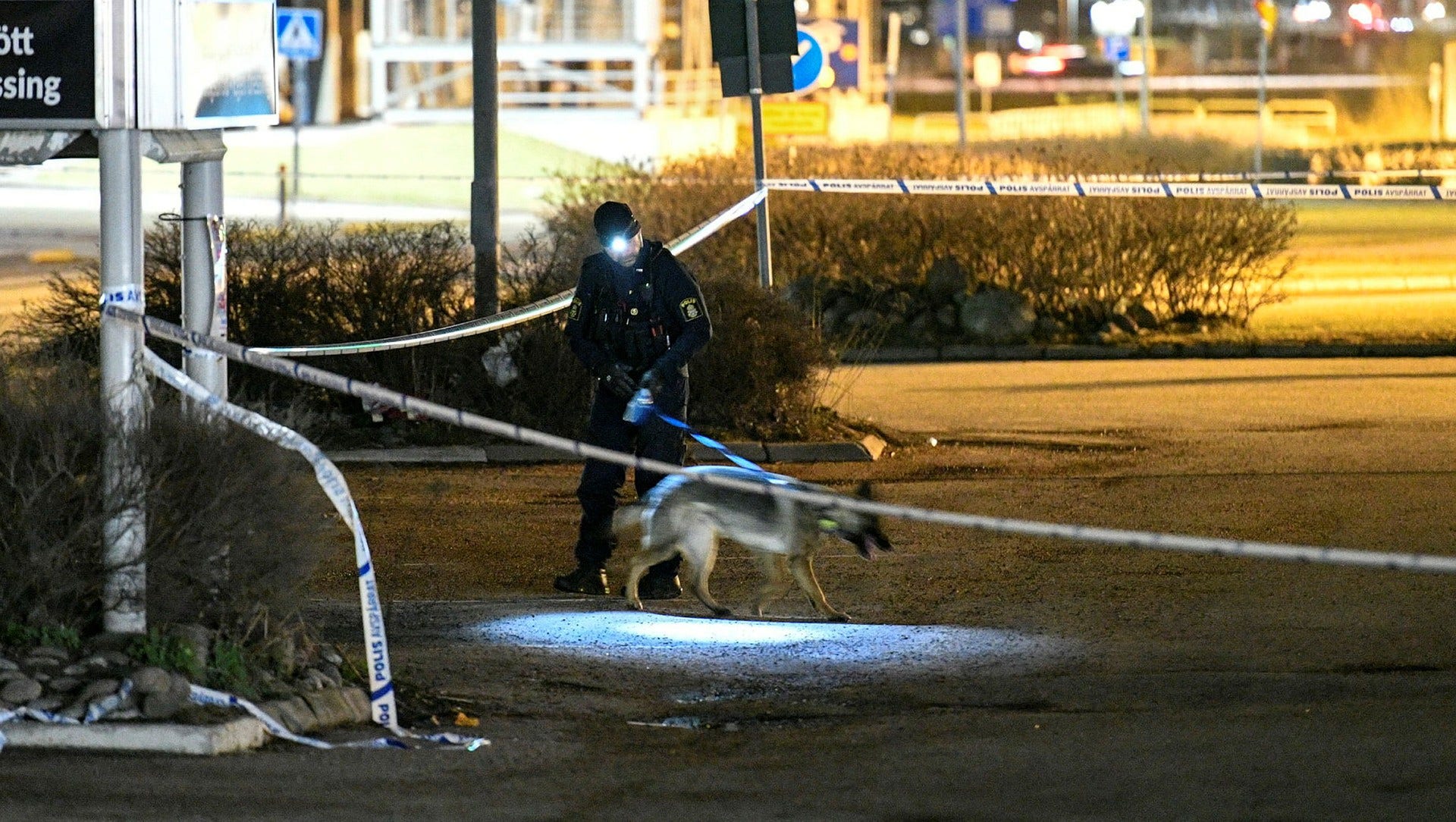 Polis med hund undersöker den plats utanför en restaurang i handelsområdet Boländerna i Uppsala där en 40-åring sköts till döds 1 april 2017.