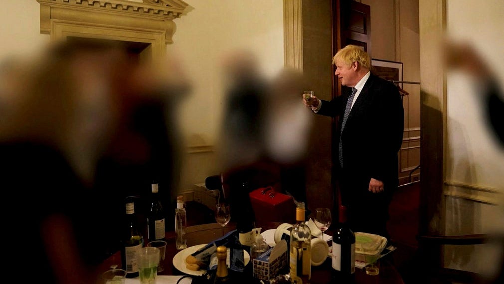 Boris Johnson skålar för en avgående medarbetare under en av de kritiserade festerna på Downing Street, den 13 november 2020.