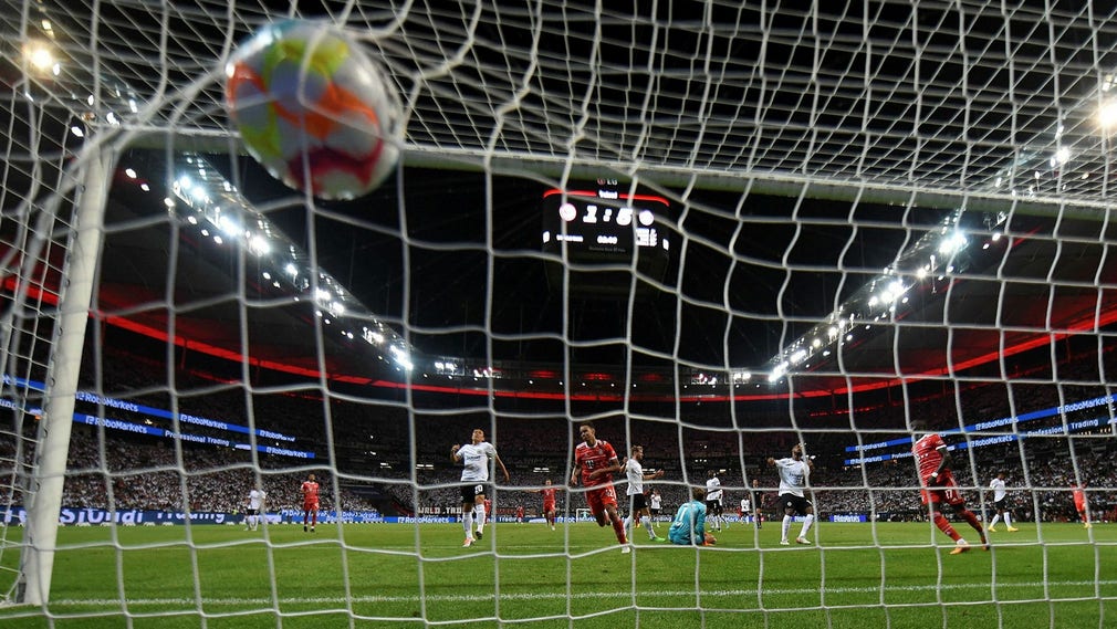 Bayern Münchens Jamal Musiala sätter sitt andra och lagets sjätte mål för kvällen.