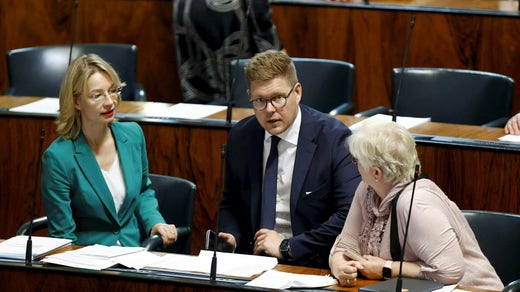 Finske sosialdemokrater er delt i unntaksloven.  Partileder Antti Lindtman i sentrum omgitt av tidligere EU-minister Tytti Tuppurainen til venstre og Tuula Väätäinen til høyre.