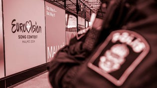 Polis med bombhundar på plats vid Malmö Arena.