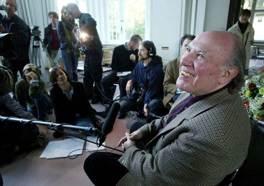 Imre Kertész vid en presskonferens i Berlin i oktober 2002, efter tillkännagivandet av Nobelpriset i litteratur.