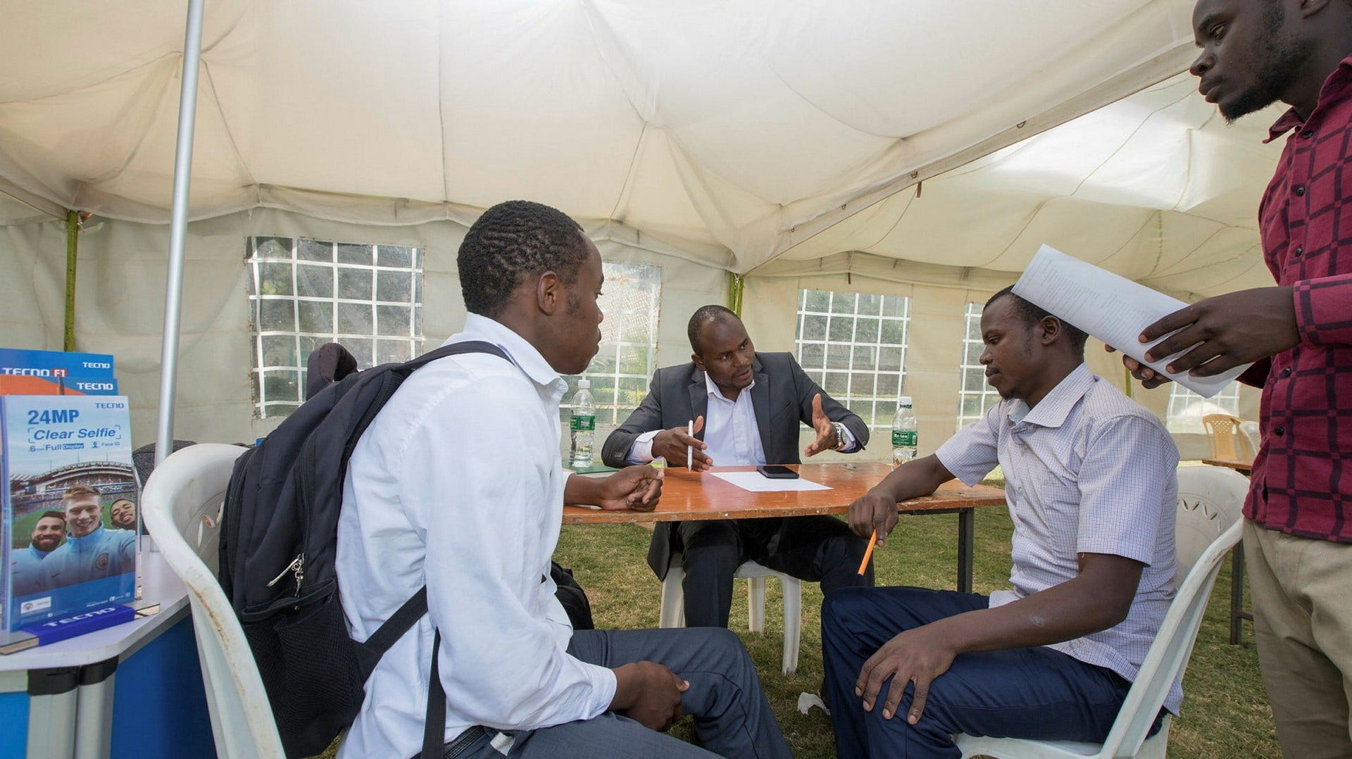 After increased tariffs on Chinese goods in the West, China is investing heavily in exports to emerging markets. The photo shows university students in Nairobi, Kenya, visiting the site where Tecno, a Chinese manufacturer, set up its temporary office during a trade fair.