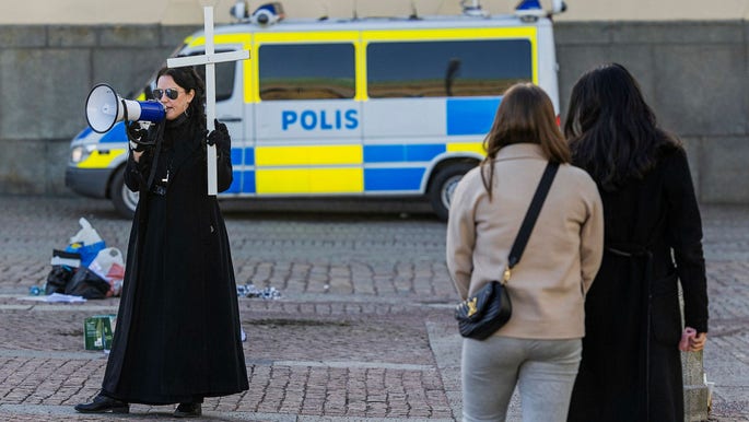 Tillståndsgiven koranbränning på Gustav Adolfs torg i Göteborg på måndagen av den så kallade Korskvinnan. Den typen av beslut borde fattas av politiker, anser insändarskribenten.