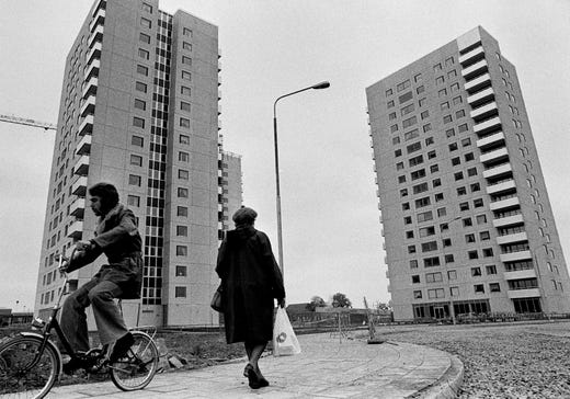 Högaholm i Malmö 1972. I alla hus som var över nio meter höga behövdes hissar – något som inte varit självklart i Sverige tidigare, och som gav äldre och rörelsehindrade nya bomöjligheter.