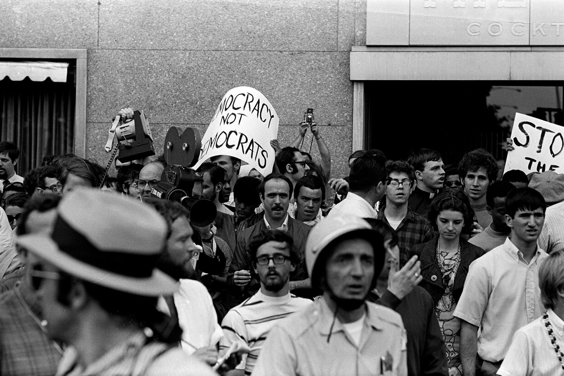 ”Demokrati inte demokrater” står det på en demonstrants plakat under protesterna mot Demokraternas konvent i Chicago i augusti 1968.