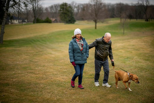 Terry Ahwal med maken Bob Morris och familjens hund på promenad.