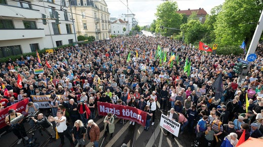 Migliaia di persone si sono riunite domenica a Dresda per dimostrare il loro sostegno alla democrazia e prendere le distanze dall'attacco a Matthias Ecke.