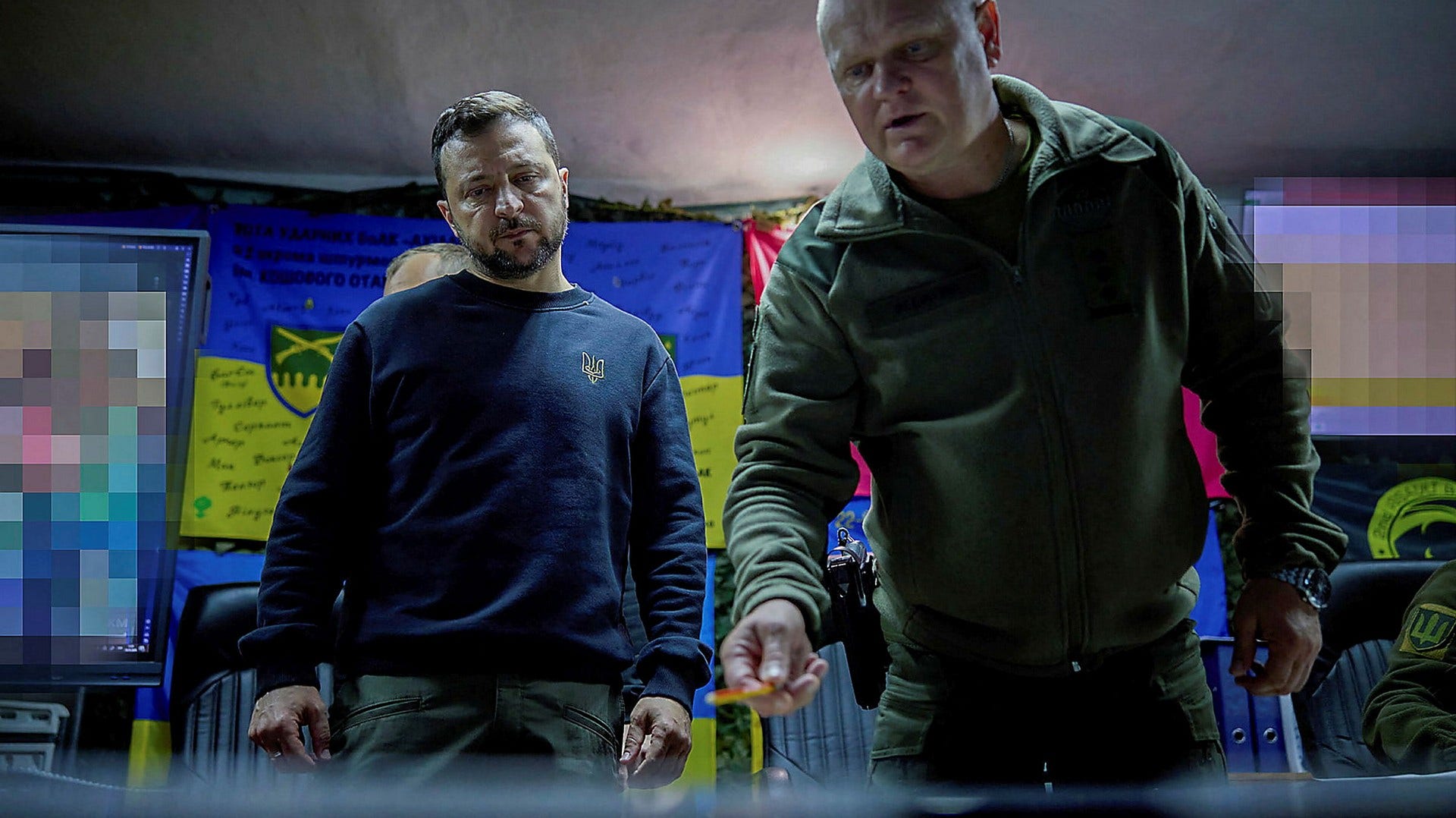 Ukrainas president Volodymyr Zelenskyj, på besök i Charkiv, lyssnar på Pavlo Fedosenko, befälhavare för en armébrigad.