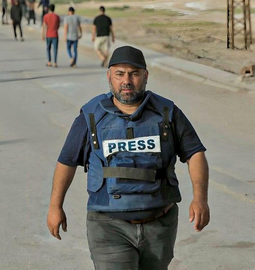 Il giornalista indipendente 45enne Aziz Kahlot viene da Gaza City.  Lui, la moglie e i tre figli sono fuggiti più volte dopo lo scoppio della guerra in ottobre.  La famiglia ora vive a Deir al-Balah, nel centro della Striscia di Gaza.