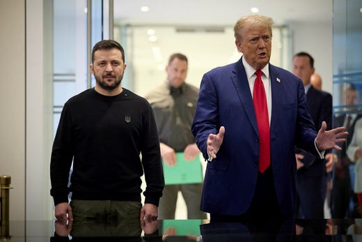 Il presidente ucraino Volodymyr Zelenskyj durante un incontro con l’ex presidente Trump a New York a settembre.