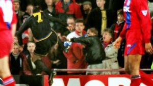 Eric Cantona gör ett flygande anfall på Crystal Palace-supportern Matthew Simmons i januari 1995.
