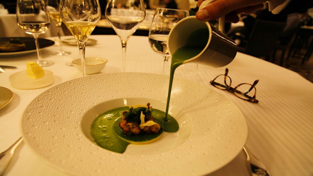 Avsmakningsmenyn på stjärnkrogen Restaurant Paul Bocuse lockar turister från hela världen.