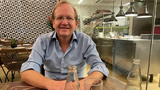 Anders Peterson in un ristorante a San Paolo, una città di 22 milioni di abitanti.