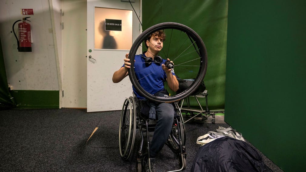 Oscar kontrollerar utrustningen innan han ska spela i Kungliga tennishallen i Stockholm. Även om det bara är en uppvisning är han lika grundlig som alltid.