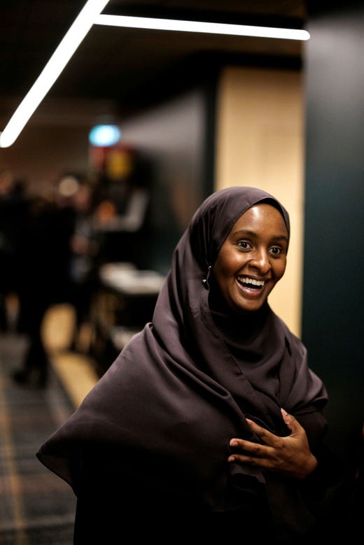 Deqa Abukar berättar att hennes äldsta dotter vill ta över stafettpinnen. Hennes egen mamma sadlade också om till entreprenör när hon kom till Sverige.