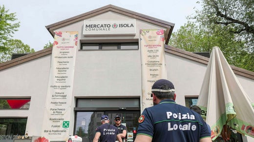 La Guardia di Finanza ha recentemente arrestato 14 persone legate alla cosca 'Mafia Natrangheta'.  Allo stesso tempo, hanno chiuso quattro mercati municipali dove molti sospettavano crimini finanziari.