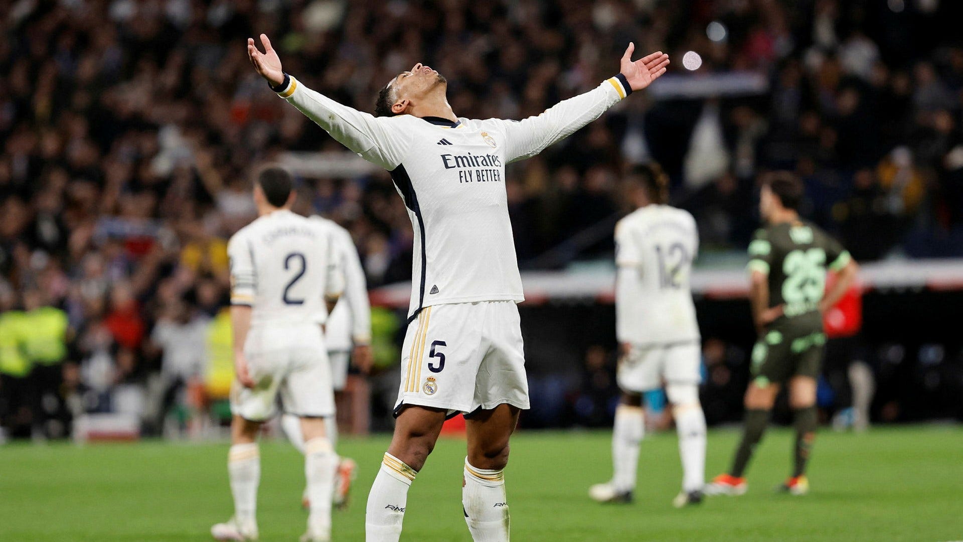 Real Madrids Jude Bellingham firar 3–0-målet.