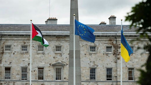 La bandiera palestinese è stata issata insieme alle bandiere dell'Unione Europea e dell'Ucraina fuori dal Parlamento irlandese a Dublino, con l'Irlanda che ha riconosciuto ufficialmente la Palestina.