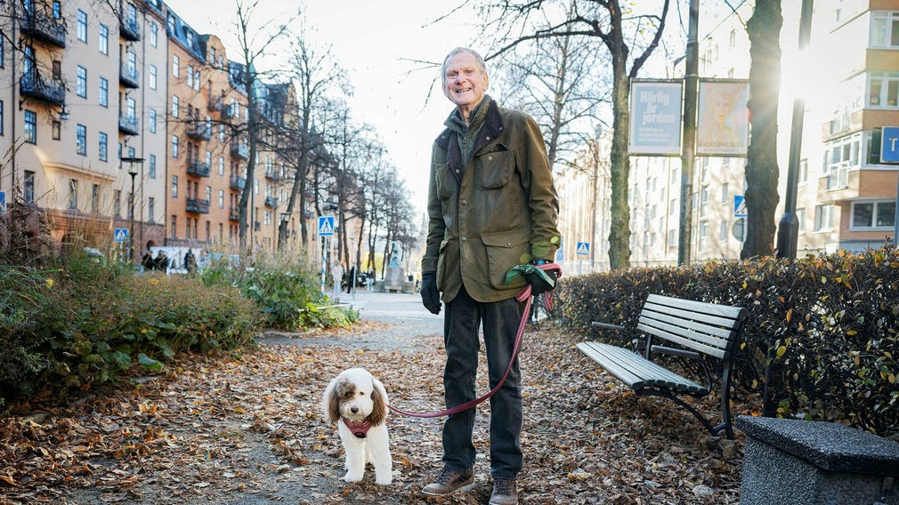 Göran är hundvakt åt Billie, som är en labradoodle.