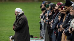 Salahuddin Barakat leder runt 700 personer i utomhusbön under eidfirandet i Malmö. Han grundade Islamakademin 2013 och är fortfarande församlingens ledare.