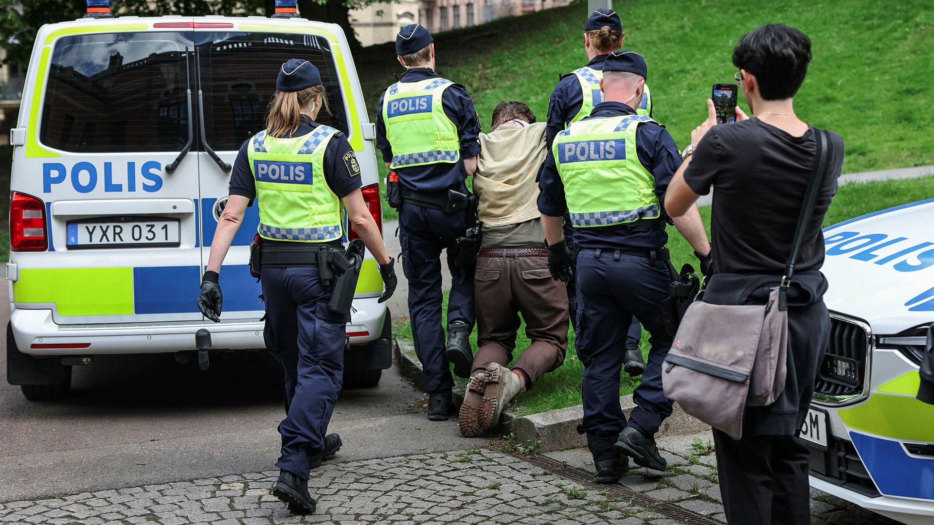 Demonstranter På Göteborgs Universitet – Bärs Ut Av Polis - DN.se