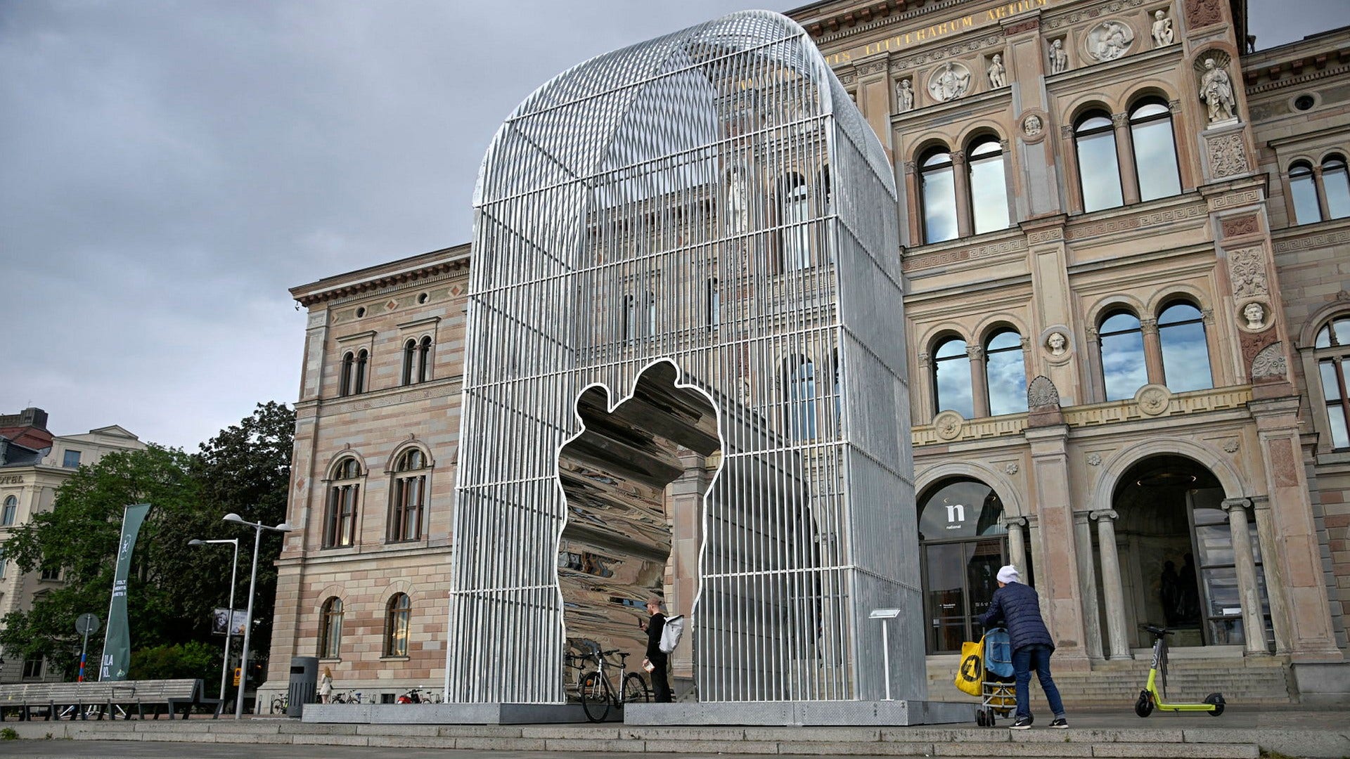 Skulpturen ”Arch” av konstnären Ai Weiwei utanför Nationalmuseum i Stockholm. Skaparens namn borde framgå