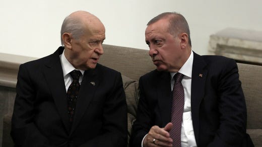 Högerextrema ledaren Devlet Bahceli i samtal med Turkiets president Recep Tayyip Erdogan. Bilden är från 2019.