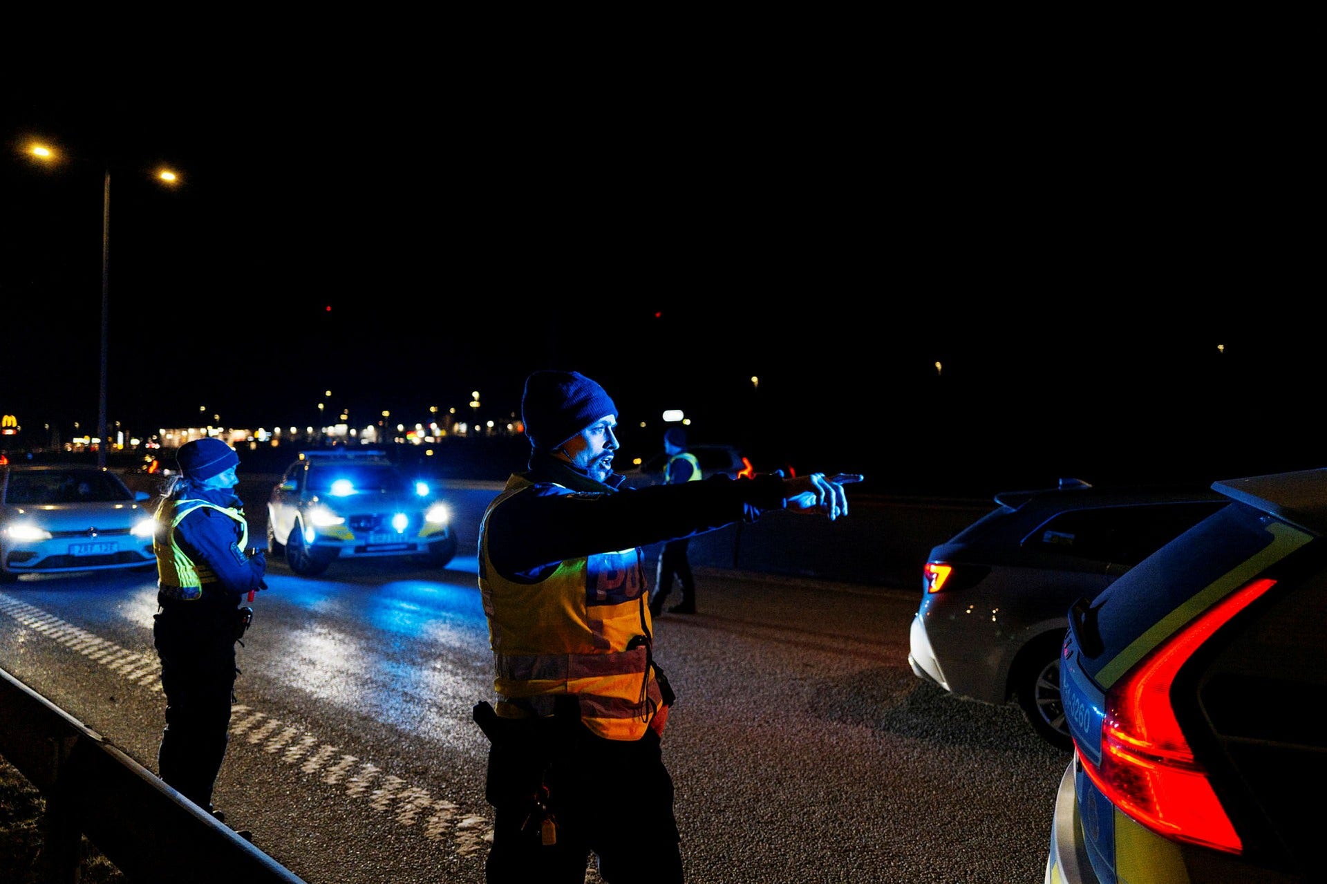 Det blir långa köer på E45 södergående riktning när IGV-poliserna utför en trafikkontroll på bilarna som ska in mot centrala Göteborg.
