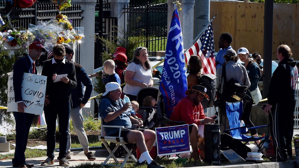 Trumpsupportrar utanför sjukhuset där presidenten vårdas för covid-19