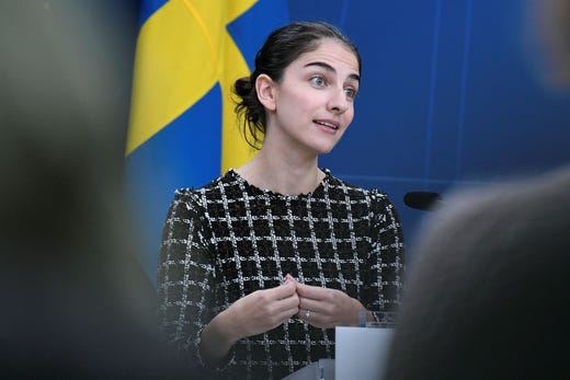 Klimat- och miljöminister Romina Pourmokhtari (L) har lyft fram skrotningspremien som ett sätt att snabbare fasa ut fossilbilar, men intresset har varit ljummet.